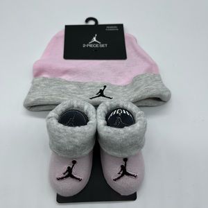 Nike baby pink/gray cotton cuffed jordan jumpman beanie cap booties set 0-6